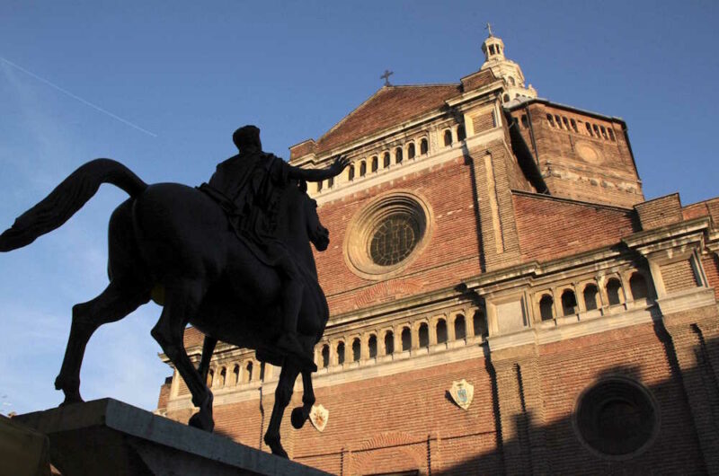Visita guidata a Pavia: statua del Regisole e facciata del Duomo di Pavia